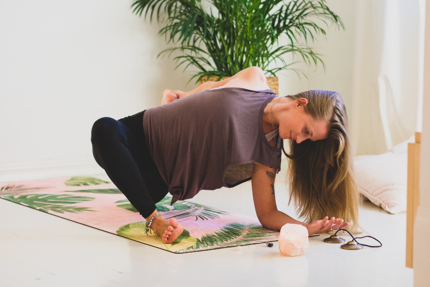 alaselkäkipu joogassa -asana